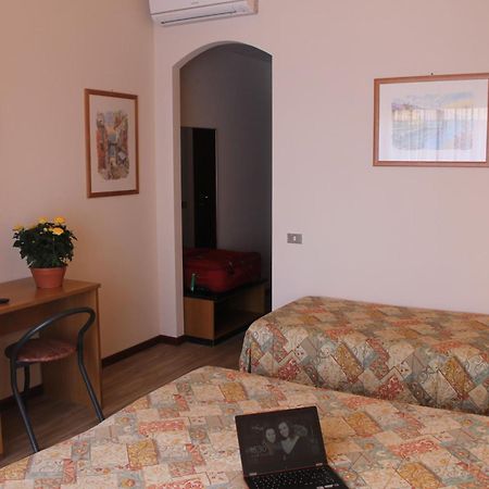 Aries Hotel Lesa Quarto foto