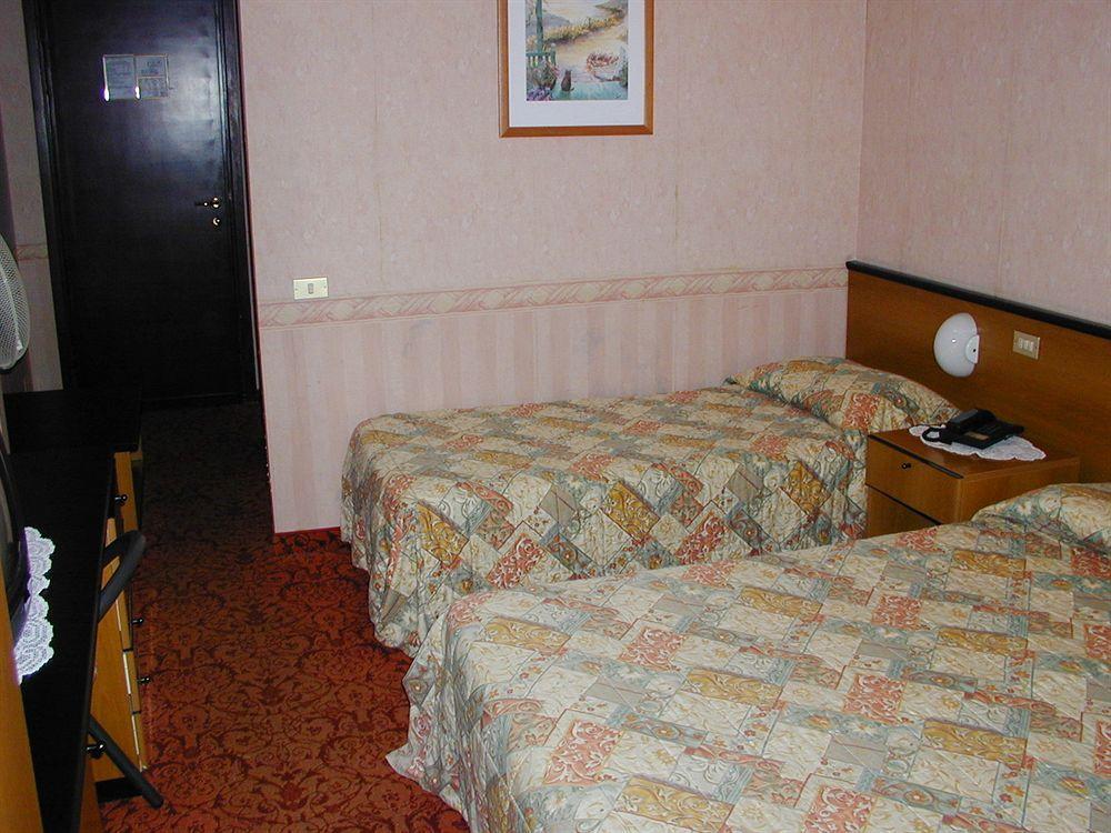Aries Hotel Lesa Exterior foto