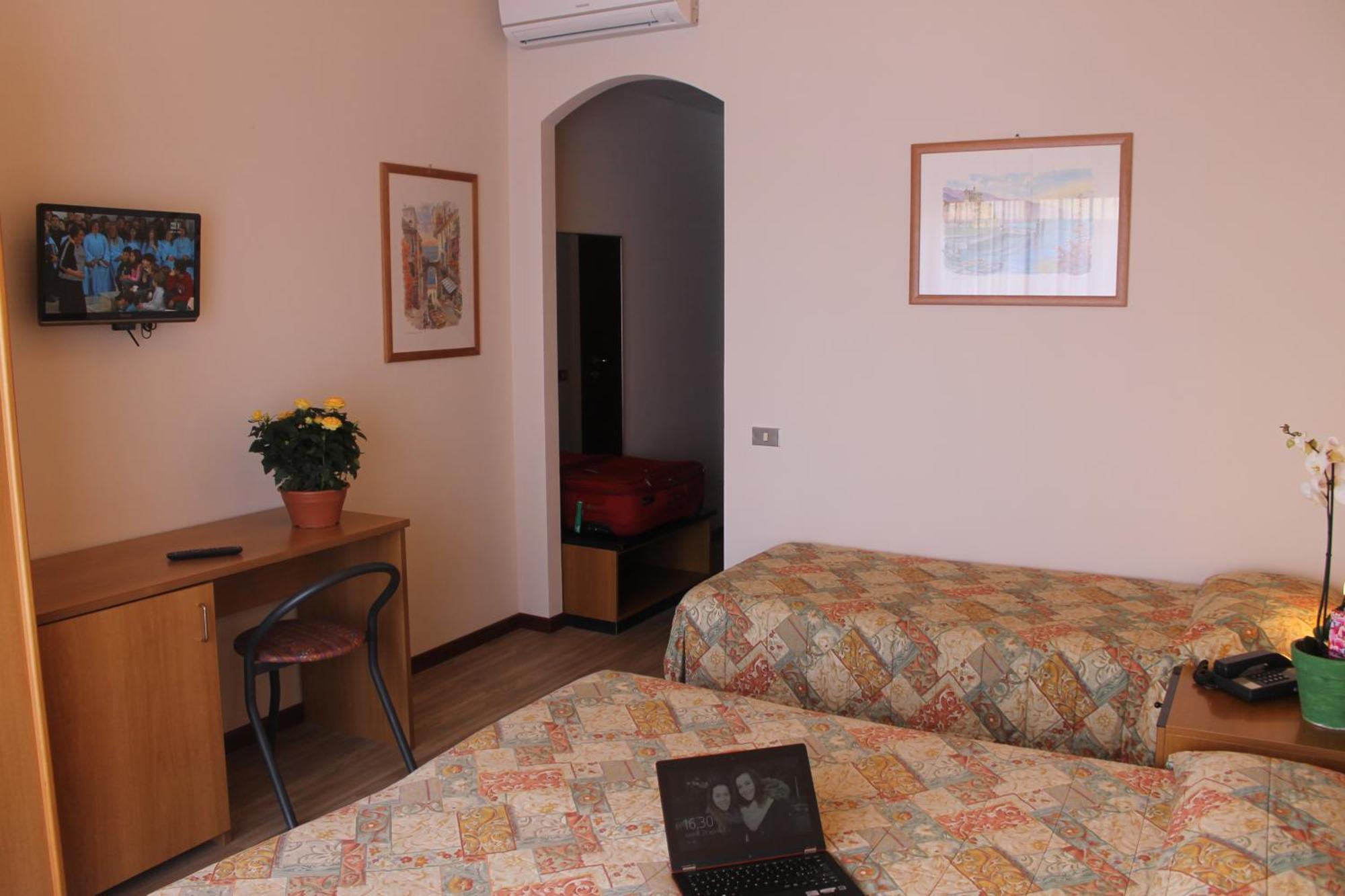 Aries Hotel Lesa Quarto foto