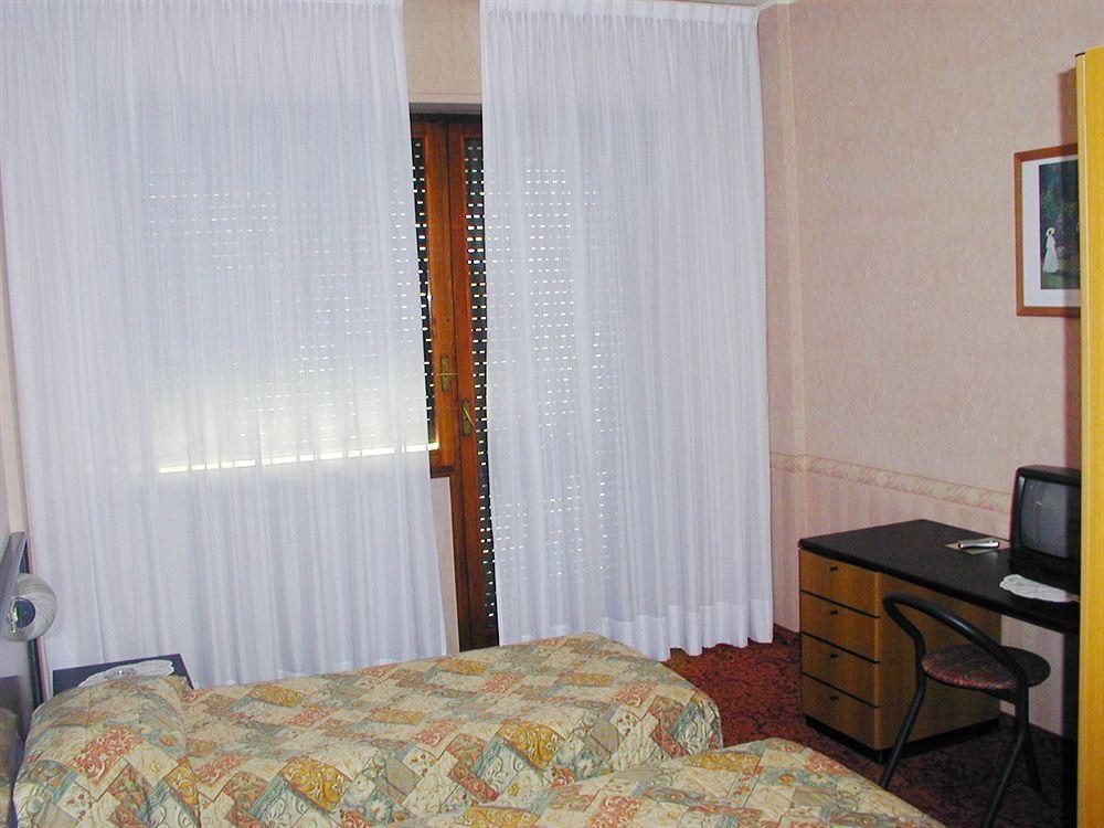 Aries Hotel Lesa Exterior foto
