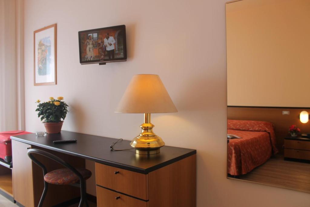 Aries Hotel Lesa Quarto foto
