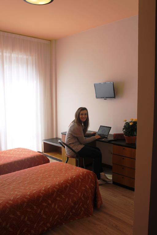 Aries Hotel Lesa Exterior foto