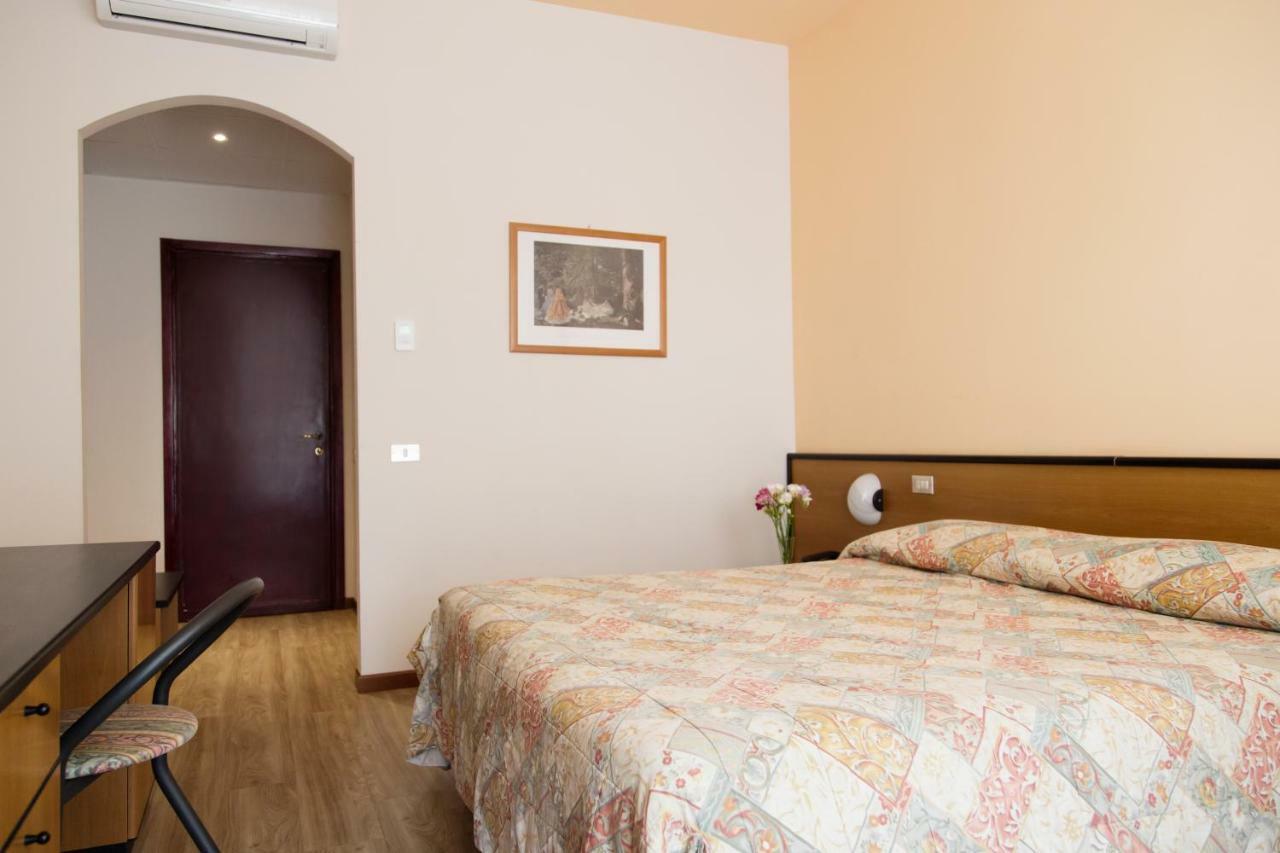 Aries Hotel Lesa Exterior foto